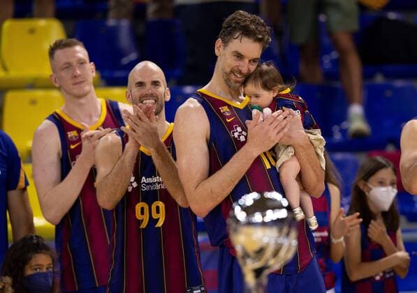 Bilder des Jahres 2021, Sport 06 Juni Sport Themen der Woche KW24 Sport Bilder des Tages FC Barcelona, Barca player Pau Gasol (R) celebrates after winning the Spanish League championship at the end of the final s second match against Real Madrid at Palau Blaugrana in Barcelona, Spain, 16 June 2021. FC BARCELONA - REAL MADRID !ACHTUNG: NUR REDAKTIONELLE NUTZUNG!  Copyright: xEnricxFontcubertax GRAF1201 20210616-637594013393884743
