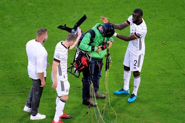 Sport Bilder des Tages GREENPEAS Aktivist landete vor dem Anpfiff in der Allianz Arena mit Spieler RUEDIGER Antonio und GOSENS Robin UEFA Fussball Europameisterschaften 2020 Vorrunden Spiel Frankreich - Deutschland 1 : 0 am 15.Juni 2021 in Muenchen DFL REGULATIONS PROHIBIT ANY USE OF PHOTOGRAPHS as IMAGE SEQUENCES and or QUASI-VIDEO