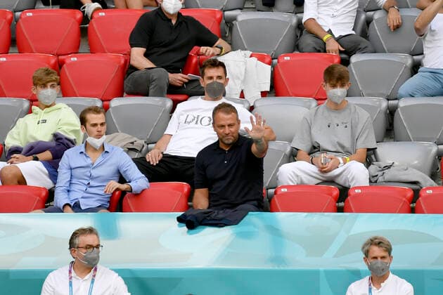 Trainer Hans-Dieter Hansi FLICK (der naechste Bundestrainer) auf der Tribuene winkt, winkend, dahinter Miroslav KLOSE. Gruppenphase, Vorrunde Gruppe F, Spiel M12, Frankreich (FRA) - Deutschland (GER), am 15.06.2021 in Muenchen Deutschland. Fussball EM 2020 vom 11.06.2021-11.07.2021. Â