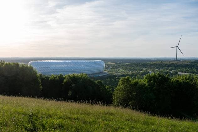Allianz Arena Die beleuchtete Fussball Allianz Arena während des Spieles Deutschland-Frankreich, der EM 2021 in abendlicher Sonnenuntergang Stimmung. München Bayern Deutschland