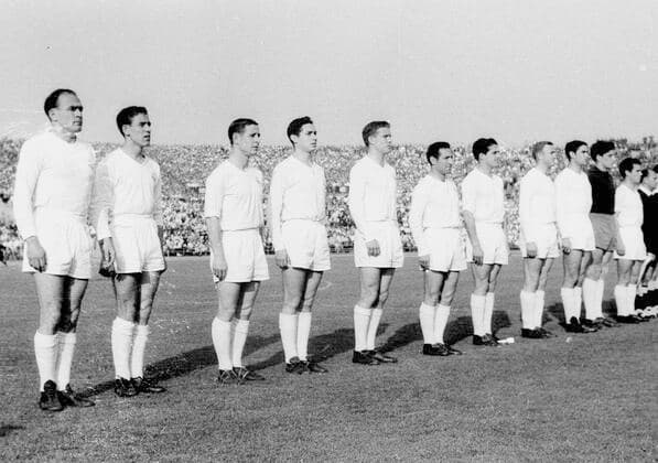 Europapokal der Landesmeister 03.06.1959 Finale: Real Madrid - Stade de Reims 2:0 in Stuttgart (Deutschland) Mannschaft Real vorm Spiel von links : Alfredo Di Stefano , Enrique Mateos, Raymond Kopa, Juan Santisteban , Antonio Ruiz, Francisco Gento, Hector Rial , Jose Santamaria , xxx, Torwart Rogelio Dominguez und José Maria Zarraga Nur fuer journalistische Zwecke! Only for editorial use! *** European Cup of Champions 03 06 1959 Final Real Madrid Stade de Reims 2 0 in Stuttgart Germany Team Real before the match from left Alfredo Di Stefano , Enrique Mateos, Raymond Kopa, Juan Santisteban , Antonio Ruiz, Francisco Gento, Hector Rial , Jose Santamaria , xxx, goalkeeper Rogelio Dominguez and José Maria Zarraga Only for journalistic use Only for editorial use HM