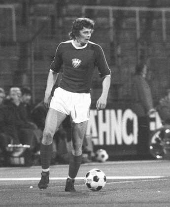 MSV Duisburg - BFC Dynamo Berlin 19.04.1977 Lutz Eigendorf (Dynamo) Aktion, *** MSV Duisburg BFC Dynamo Berlin 19 04 1977 Lutz Eigendorf Dynamo action, HM