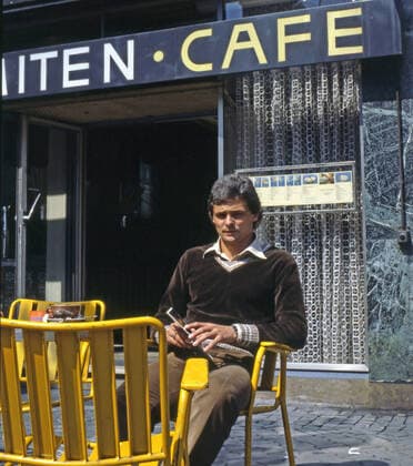 Lutz Eigendorf sitzt in einem Cafe in Kaiserslautern *** Lutz Eigendorf sits in a cafe in Kaiserslautern HM