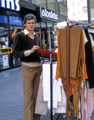Lutz Eigendorf beim Einkaufbummel in Kaiserslautern 1981 *** Lutz Eigendorf shopping in Kaiserslautern 1981 HM