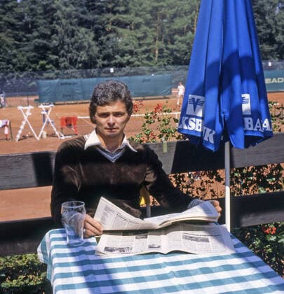 Lutz Eigendorf sitzt im Cafe eines Tennisclubs und liest Zeitung in Kaiserslautern *** Lutz Eigendorf sits in the cafe of a tennis club and reads the newspaper in Kaiserslautern HM