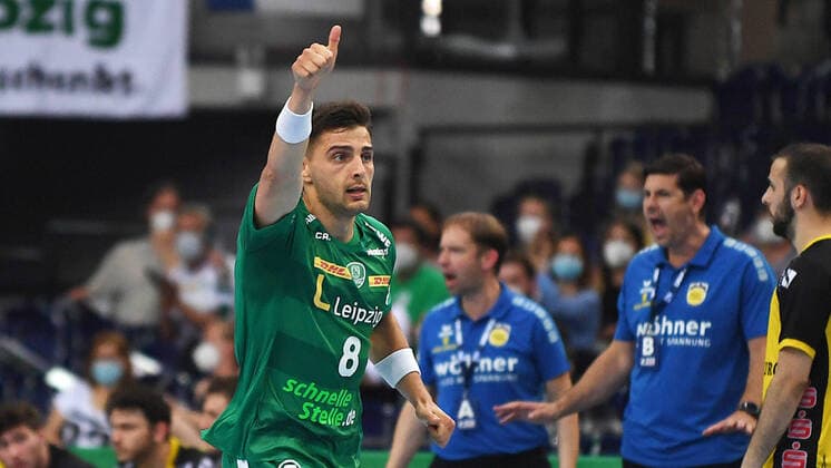 Handball-Bundesliga, Saison 2020 2021, 35. Spieltag, SC DHfK Leipzig vs. HSC 2000 Coburg (16.06.2021) Lucas Krzikalla (Aussenspieler DHfK Leipzig, Rueckennummer 8) jubelt nach einem Tor beim Handball-Bundesliga-Spiel DHfK Leipzig gegen Coburg. Leipzig Sachsen Deutschland QUARTERBACK Immobilien Arena Am Sportforum 2