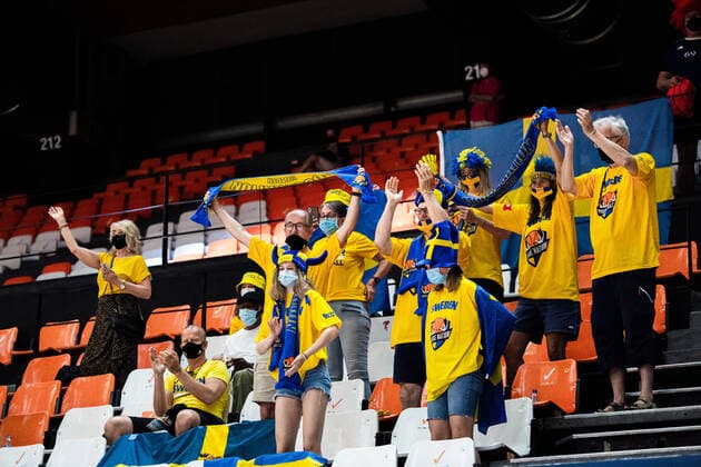 210617 Supporters of Sweden ahead of of the FIBA Women s Eurobasket match between Sweden and Slovakia on June 17, 2021 in Valencia. Photo: Maxim ThorÃ BILDBYRAN kod MT MT0187 basket basketball national team, Nationalteam fiba women s eurobasket basket-em sverige sweden slovakien slovakia dam bbeng dag 1 day 1 publik Copyright: MAXIMxTHORE BB210617MT018