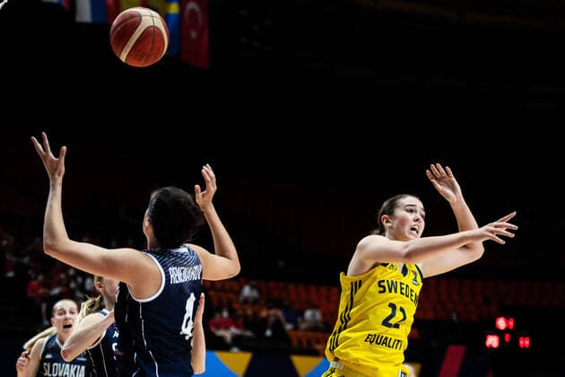 210617 Veronika Remenarova of Slovakia and Emma Johansson of Sweden during of the FIBA Women s Eurobasket match between Sweden and Slovakia on June 17, 2021 in Valencia. Photo: Maxim ThorÃ BILDBYRAN kod MT MT0187 basket basketball national team, Nationalteam fiba women s eurobasket basket-em sverige sweden slovakien slovakia dam bbeng dag 1 day 1 Copyright: MAXIMxTHORE BB210617MT030