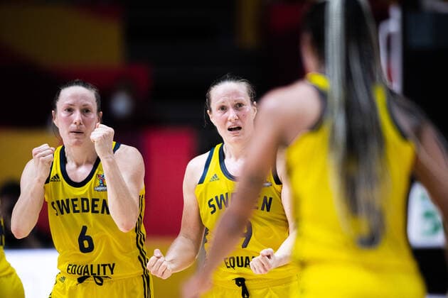 210617 Frida Eldebrink and Elin Eldebrink of Sweden celebrate during of the FIBA Women s Eurobasket match between Sweden and Slovakia on June 17, 2021 in Valencia. Photo: Maxim ThorÃ BILDBYRAN kod MT MT0187 basket basketball national team, Nationalteam fiba women s eurobasket basket-em sverige sweden slovakien slovakia dam bbeng dag 1 day 1 jubel Copyright: MAXIMxTHORE BB210617MT041