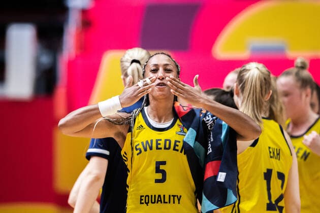 210617 Kalis Loyd of Sweden celebrates after the FIBA Women s Eurobasket match between Sweden and Slovakia on June 17, 2021 in Valencia. Photo: Maxim ThorÃ BILDBYRAN kod MT MT0187 basket basketball national team, Nationalteam fiba women s eurobasket basket-em sverige sweden slovakien slovakia dam bbeng dag 1 day 1 jubel jublar Copyright: MAXIMxTHORE BB210617MT045