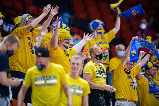 210617 Supporters of Sweden celebrate after the FIBA Women s Eurobasket match between Sweden and Slovakia on June 17, 2021 in Valencia. Photo: Maxim ThorÃ BILDBYRAN kod MT MT0187 basket basketball national team, Nationalteam fiba women s eurobasket basket-em sverige sweden slovakien slovakia dam bbeng dag 1 day 1 jubel Copyright: MAXIMxTHORE BB210617MT053