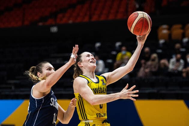 210617 Michaela Fekete of Slovakia and Frida Eldebrink of Sweden during of the FIBA Women s Eurobasket match between Sweden and Slovakia on June 17, 2021 in Valencia. Photo: Maxim ThorÃ BILDBYRAN kod MT MT0187 basket basketball national team, Nationalteam fiba women s eurobasket basket-em sverige sweden slovakien slovakia dam bbeng dag 1 day 1 Copyright: MAXIMxTHORE BB210617MT054