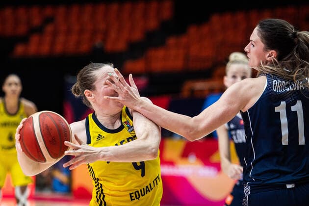 210617 Elin Eldebrink of Sweden and Sabia Oroszova of Slovakia during of the FIBA Women s Eurobasket match between Sweden and Slovakia on June 17, 2021 in Valencia. Photo: Maxim ThorÃ BILDBYRAN kod MT MT0187 basket basketball national team, Nationalteam fiba women s eurobasket basket-em sverige sweden slovakien slovakia dam bbeng dag 1 day 1 Copyright: MAXIMxTHORE BB210617MT060