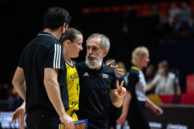 210617 Elin Eldebrink of Sweden and head coach Marco Crespi during of the FIBA Women s Eurobasket match between Sweden and Slovakia on June 17, 2021 in Valencia. Photo: Maxim ThorÃ BILDBYRAN kod MT MT0187 basket basketball national team, Nationalteam fiba women s eurobasket basket-em sverige sweden slovakien slovakia dam bbeng dag 1 day 1 Copyright: MAXIMxTHORE BB210617MT087
