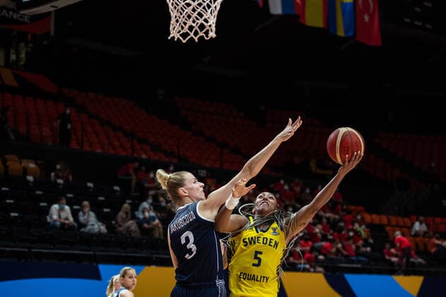 210617 Ivana Jakubcova of Slovakia and Kalis Loyd of Sweden during of the FIBA Women s Eurobasket match between Sweden and Slovakia on June 17, 2021 in Valencia. Photo: Maxim ThorÃ BILDBYRAN kod MT MT0187 basket basketball national team, Nationalteam fiba women s eurobasket basket-em sverige sweden slovakien slovakia dam bbeng dag 1 day 1  Copyright: MAXIMxTHORE BB210617MT090