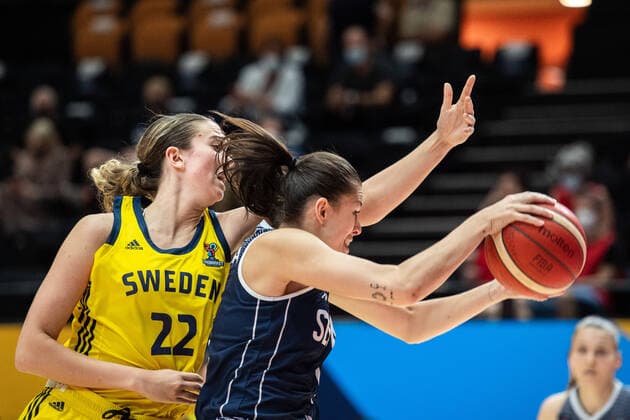 210617 Emma Johansson of Sweden and Veronika Remenarova of Slovakia during of the FIBA Women s Eurobasket match between Sweden and Slovakia on June 17, 2021 in Valencia. Photo: Maxim ThorÃ BILDBYRAN kod MT MT0187 basket basketball national team, Nationalteam fiba women s eurobasket basket-em sverige sweden slovakien slovakia dam bbeng dag 1 day 1 Copyright: MAXIMxTHORE BB210617MT095