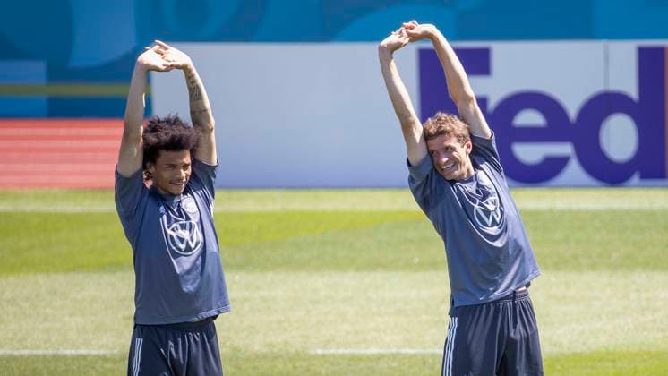 Sport Bilder des Tages 17.06.2021, Fussball, Deutsche Nationalmannschaft, EM-Quartier und Trainingslager, GER, Herzogenaurach, Adidas Home Ground Bild: v. li. Leroy Sane (Deutschland) und Thomas Mueller (Deutschland) DFB REGULATIONS PROHIBIT ANY USE OF PHOTOGRAPHS AS IMAGE SEQUENCES AND OR QUASI-VIDEO. Copyright: HMBxMedia xHeikoxBecker