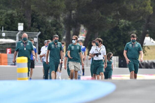 FORMULA 1 EMIRATES GRAND PRIX DE FRANCE 2021 17.06.2021, Circuit Paul Ricard, Le Castellet, FORMULA 1 EMIRATES GRAND PRIX DE FRANCE 2021 Sebastian Vettel (DEU 5), Aston Martin Cognizant Formula One Team geht mit seinen Ingenieuren über die Strecke.