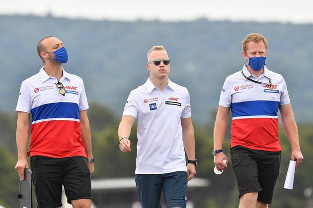 FORMULA 1 EMIRATES GRAND PRIX DE FRANCE 2021 17.06.2021, Circuit Paul Ricard, Le Castellet, FORMULA 1 EMIRATES GRAND PRIX DE FRANCE 2021 im Bild Nikita Mazepin (RUS 9), Haas F1 Team geht mit seinen Ingenieuren über die Strecke.