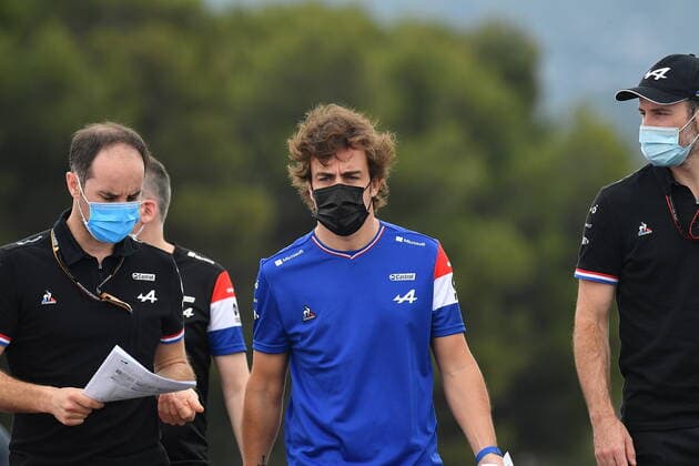 FORMULA 1 EMIRATES GRAND PRIX DE FRANCE 2021 17.06.2021, Circuit Paul Ricard, Le Castellet, FORMULA 1 EMIRATES GRAND PRIX DE FRANCE 2021 im Bild Fernando Alonso (ESP 14), Alpine F1 Team geht mit seinen Ingenieuren über die Strecke.