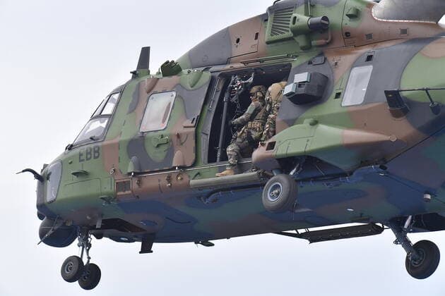 FORMULA 1 EMIRATES GRAND PRIX DE FRANCE 2021 17.06.2021, Circuit Paul Ricard, Le Castellet, FORMULA 1 EMIRATES GRAND PRIX DE FRANCE 2021 , im Bild Spezialeinheiten der Französischen Armee in einem Kampfhubschrauber.