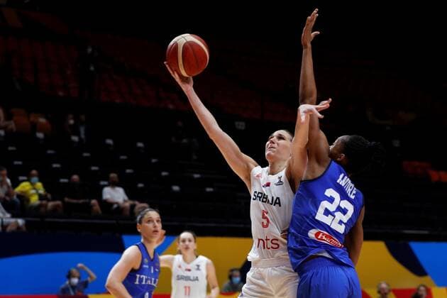 Sport Bilder des Tages Serbian winger Sonja Vasic (L) tries to score next to Italian pivot Olbis Andre (R) during the Women Eurobasket 2021 game between Serbia and Italy played at San Luis pavilion in Valencia, eastern of Spain on 17 June 2021. Serbia vs Italy !ACHTUNG: NUR REDAKTIONELLE NUTZUNG!  Copyright: xMiguelxAngelxPolox GRAF2420 20210617-637595514811396084