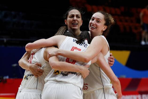 Serbia s players celebrate their victory following the Women Eurobasket 2021 game between Serbia and Italy played at San Luis pavilion in Valencia, eastern of Spain on 17 June 2021. Serbia vs Italy !ACHTUNG: NUR REDAKTIONELLE NUTZUNG!  Copyright: xMiguelxAngelxPolox GRAF2537 20210617-637595587177086605