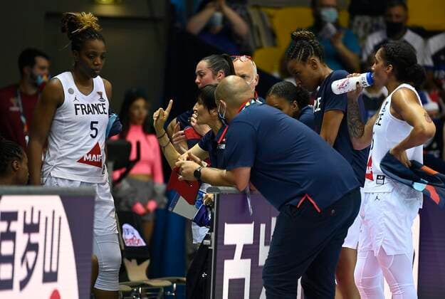 STRASBOURG, FRANCE - JUNE 17: Valerie Garnier head coach of France talking with her players pictured during FIBA Women s Eurobasket match between France and Croatia on JUNE 17, 2021 in Strasbourg, France,17 06 2021 BASKET BALL FEMIMIN : France vs Croatie - FIBA Women s Eurobasket - Strasbourg - 17 06 2021 PhilippeCrochet Panoramic 