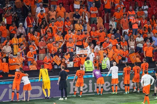 AMSTERDAM - Players of the Netherlands celebrate victory with the crowd during the UEFA EURO, EM, Europameisterschaft,Fussball 2020 Group C match between the Netherlands and Austria at the Johan Cruijff ArenA on June 17, 2021 in Amsterdam, Netherlands. ANP PIETER STAM DE YOUNG EURO 2020 group C 2020 2021 xVIxANPxSportx xxANPxIVx