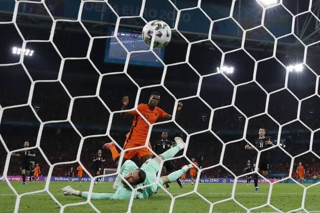 AMSTERDAM - (lr) Denzel Dumfries of Holland, Austria goalkeeper Daniel Bachmann scores the 2-0 during the UEFA EURO, EM, Europameisterschaft,Fussball 2020 Group C match between the Netherlands and Austria at the Johan Cruijff ArenA on June 17, 2021 in Amsterdam, Netherlands. ANP MAURICE VAN STEEN EURO 2020 group C 2020 2021 xVIxANPxSportx xxANPxIVx