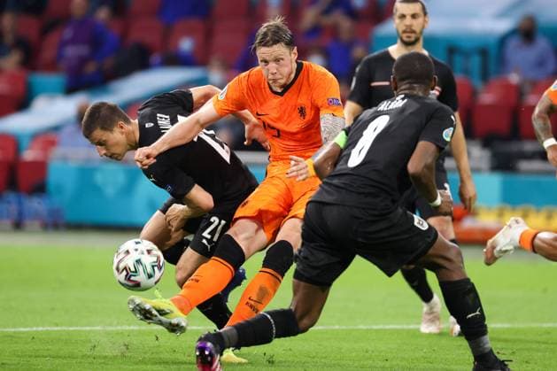 SOCCER - UEFA EURO, EM, Europameisterschaft,Fussball 2020, NED vs AUT AMSTERDAM,NETHERLANDS,17.JUN.21 - SOCCER - UEFA European Championship, EM, Europameisterschaft OEFB international match, Länderspiel, Nationalmannschaft Netherlands vs Austria. Image shows Stefan Lainer (AUT), Wout Weghorst (NED) and David Alaba (AUT). GEPAxpictures xChristianxWalgram