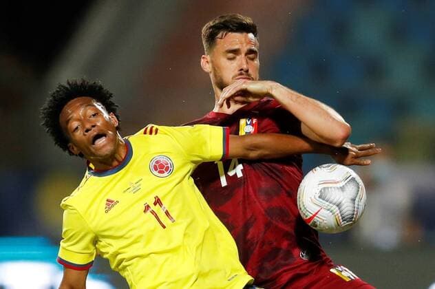 Colombia s Juan Cuadrado (L) in action against Venezuela s Luis del Pino, during a match for Group B of the Copa America at the Pedro Ludovico Teixeira Olympic Stadium, in Goiania, Brazil, 17 June 2021. Colombia - Venezuela !ACHTUNG: NUR REDAKTIONELLE NUTZUNG!  Copyright: xFERNANDOxBIZERRAxJRx AMDEP4335 20210617-637595700021226669