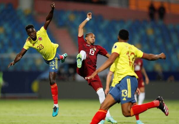 Colombia s Davinson Sanchez (L) in action against Venezuela s Jose Martinez, during a match for Group B of the Copa America at the Pedro Ludovico Teixeira Olympic Stadium, in Goiania, Brazil, 17 June 2021. Colombia - Venezuela !ACHTUNG: NUR REDAKTIONELLE NUTZUNG!  Copyright: xFERNANDOxBIZERRAxJRx AMDEP4345 20210618-637595719768998988