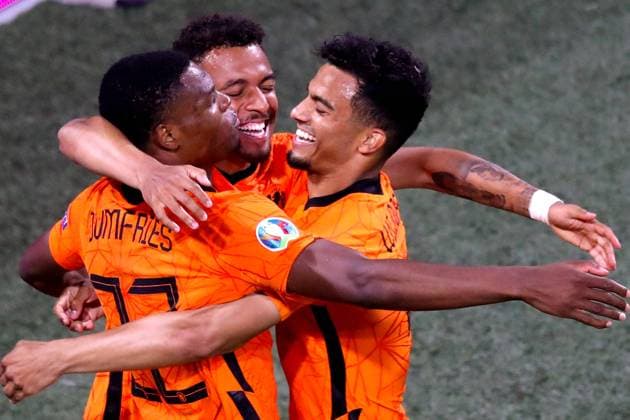 AMSTERDAM - (lr) Donyell Malen of Holland, Denzel Dumfries of Holland, Owen Wijndal of Holland celebrate 2-0 during the UEFA EURO, EM, Europameisterschaft,Fussball 2020 Group C match between the Netherlands and Austria at the Johan Cruijff ArenA on June 17, 2021 in Amsterdam, Netherlands. ANP PIETER STAM DE YOUNG EURO 2020 group C 2020 2021 xVIxANPxSportx xxANPxIVx