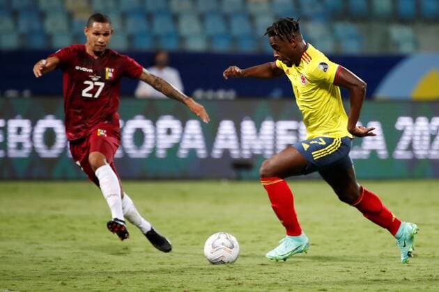 Duvan Zapata of Colombia disputes the ball with Yohan Cumana of ??Venezuela today, during a match for Group B of the Copa America at the Pedro Ludovico Teixeira Olympic Stadium in Goiania, Brazil 17 June 2021. Colombia - Venezuela !ACHTUNG: NUR REDAKTIONELLE NUTZUNG!  Copyright: xAlbertoxValdesx AME6226 20210618-637595778729470435