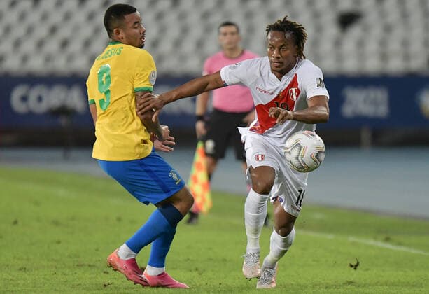 17th June 2021; Nilton Santos Stadium, Rio de Janeiro, Brazil; Copa America, Brazil versus Peru; Gabriel Jesus of Brazil gets beaten by Andr& xe9; Carrillo of Peru  ActionPlus12297197 MarcelloxDias