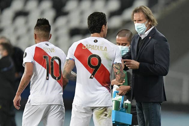 17th June 2021; Nilton Santos Stadium, Rio de Janeiro, Brazil; Copa America, Brazil versus Peru; Peru manager Ricardo Gareca speaks with Giuanluca Lapadula  ActionPlus12297200 MarcelloxDias