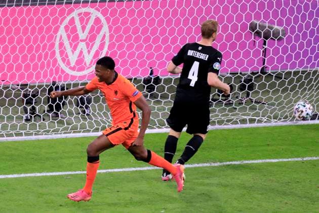 DUMFRIES Denzel Team Holland erzielt das 2 : 0 gegen BACHMANN Daniel Torwart Team Oesterreich UEFA Fussball Europameisterschaften 2020 Vorrunde Spiel Holland - Oesterreich 2 : 0 am 17.Juni 2021 in Amsterdam DFL REGULATIONS PROHIBIT ANY USE OF PHOTOGRAPHS as IMAGE SEQUENCES and or QUASI-VIDEO
