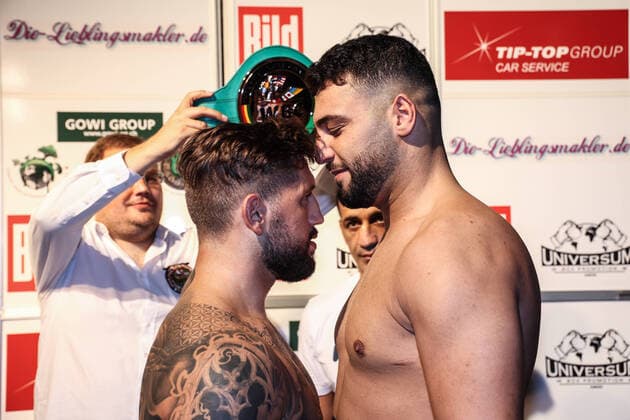 Bilder des Jahres 2021, Sport 06 Juni Sport Themen der Woche KW24 Sport Bilder des Tages Boxen: Universum Boxpromotion, Boxgala, Waage, Hamburg, 18.06.2021 WBC-International Silver Heaveyweight-Title: Senad Gashi ( GER) - Hussein Muhamed (GER) *** Boxing Universum Boxpromotion, Boxgala, Waage, Hamburg, 18 06 2021 WBC International Silver Heaveyweight Title Senad Gashi GER Hussein Muhamed GER