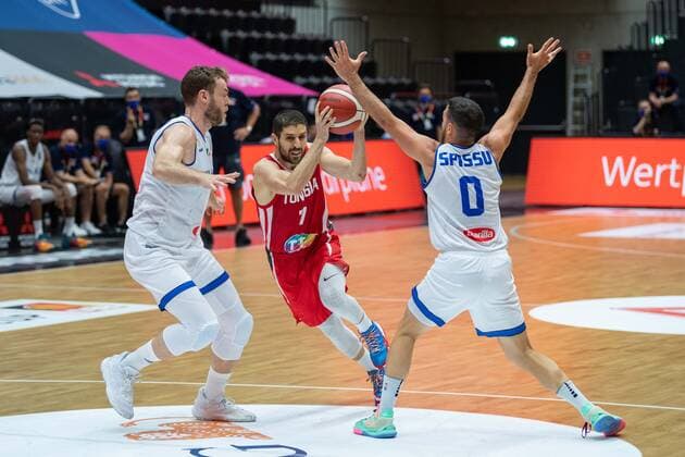 Basketball Hamburg 18.06.2021 Supercup Nationalmannschaft Italien (ITA) - Tunesien (TUN) Mourad El Mabrouk (Tunesien, No.07) Marco Spissu (Italien, No.00)
