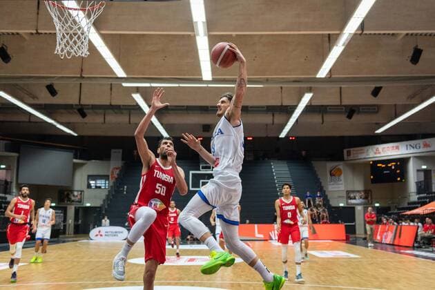 Basketball Hamburg 18.06.2021 Supercup Nationalmannschaft Italien (ITA) - Tunesien (TUN) Achille Polonara (Italien, No.33) Salah Mejri (Tunesien, No.50)