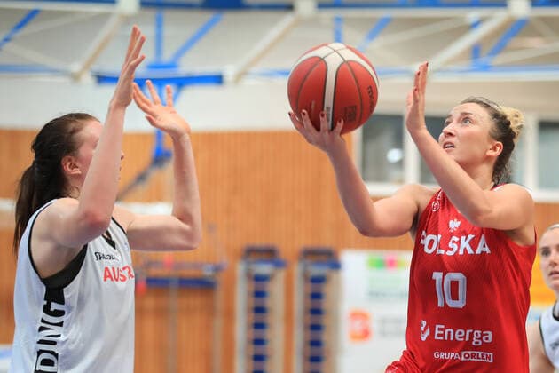 BASKETBALL - AUT vs POL, test match OBERWART,AUSTRIA,18.JUN.21 - BASKETBALL - OEBV international match, Länderspiel, Nationalmannschaft ladies, Austria vs Poland, test match. Image shows Sarah Sagerer (AUT) and Roksana Schmidt (POL).  GEPAxpictures xMarioxBuehner