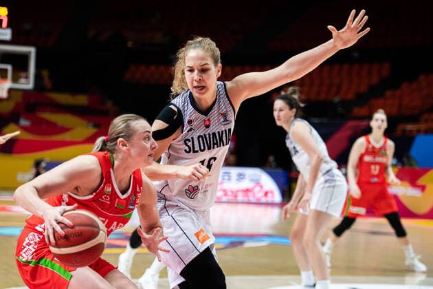 210618 Volha Ziuzkova of Belarus and Alicia Moravcikova of Slovakia during the FIBA Women s Eurobasket match between Slovakia and Belarus on June 18, 2021 in Valencia. Photo: Maxim ThorÃ BILDBYRAN kod MT MT0188 basket basketball national team, Nationalteam fiba women s eurobasket basket-em slovakien belarus slovakia vitryssland dam bbeng Copyright: MAXIMxTHORE BB210618MT012