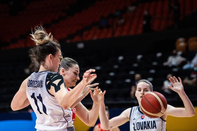 210618 Sabia Oroszova of Slovakia and Anastasiya Verameyenka of Belarus during the FIBA Women s Eurobasket match between Slovakia and Belarus on June 18, 2021 in Valencia. Photo: Maxim ThorÃ BILDBYRAN kod MT MT0188 basket basketball national team, Nationalteam fiba women s eurobasket basket-em slovakien belarus slovakia vitryssland dam bbeng Copyright: MAXIMxTHORE BB210618MT014