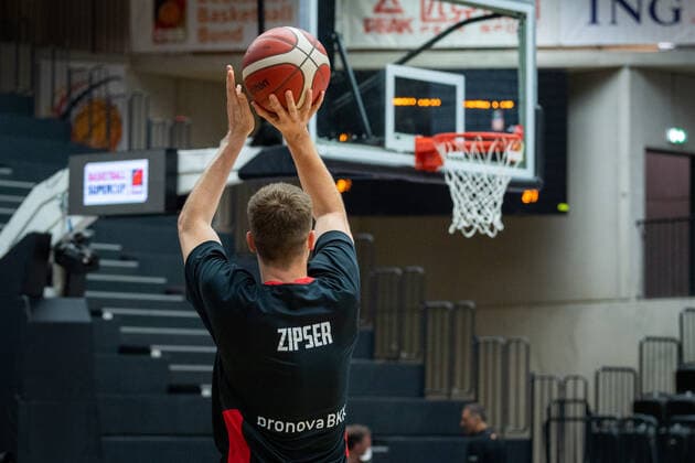 Basketball Hamburg 18.06.2021 Supercup Nationalmannschaft Deutschland (GER) - Tschechien (CZE) Das Deutsche Team tr°gt Shooting-Shirts zum Aufw°rmen mit dem Namen von Paul Zipser, der sich vor einigen Tagen einer Operation unterziehen musste Andreas Obst