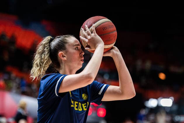 210618 Emma Johansson of Sweden during warm up ahead of the FIBA Women s Eurobasket match between Spain and Sweden on June 18, 2021 in Valencia. Photo: Maxim ThorÃ BILDBYRAN kod MT MT0189 basket basketball national team, Nationalteam fiba women s eurobasket basket-em spanien spain sverige sweden dam bbeng dag 2 Copyright: MAXIMxTHORE BB210618MT066