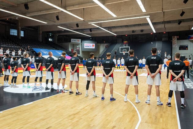 Basketball Hamburg 18.06.2021 Supercup Nationalmannschaft Deutschland (GER) - Tschechien (CZE) Das Deutsche Team trägt Shooting-Shirts zum Aufwärmen mit dem Namen von Paul Zipser, der sich vor einigen Tagen einer Operation unterziehen musste