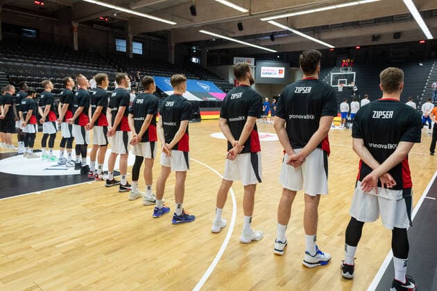 Basketball Hamburg 18.06.2021 Supercup Nationalmannschaft Deutschland (GER) - Tschechien (CZE) Das Deutsche Team trägt Shooting-Shirts zum Aufwärmen mit dem Namen von Paul Zipser, der sich vor einigen Tagen einer Operation unterziehen musste