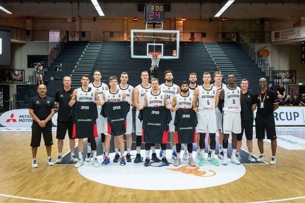 Basketball Hamburg 18.06.2021 Supercup Nationalmannschaft Deutschland (GER) - Tschechien (CZE) Das Deutsche Team trägt Shooting-Shirts zum Aufwärmen mit dem Namen von Paul Zipser, der sich vor einigen Tagen einer Operation unterziehen musste Team Deutschland
