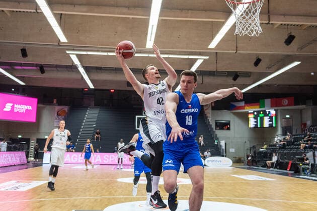 Basketball Hamburg 18.06.2021 Supercup Nationalmannschaft Deutschland (GER) - Tschechien (CZE) Andreas Obst (Deutschland, No.42) Ondrej Sehnal (Tschechien, No.19)